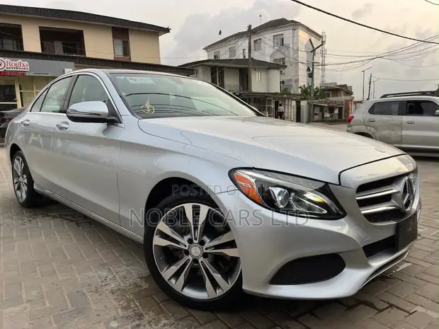 Mercedes-Benz C300 2017 Launin Azurfa - 1