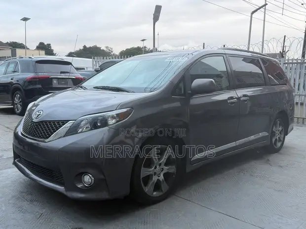Toyota Sienna SE FWD 8-Fitarwa ta 2013 - 1