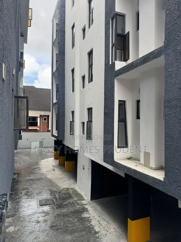 2-Bedroom Apartment don sayarwa a Lekki Phase 1 (Kusa da Imax Cinema) - 1