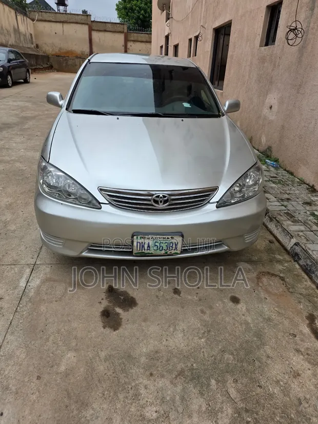 Toyota Camry 2004 Silver - 1