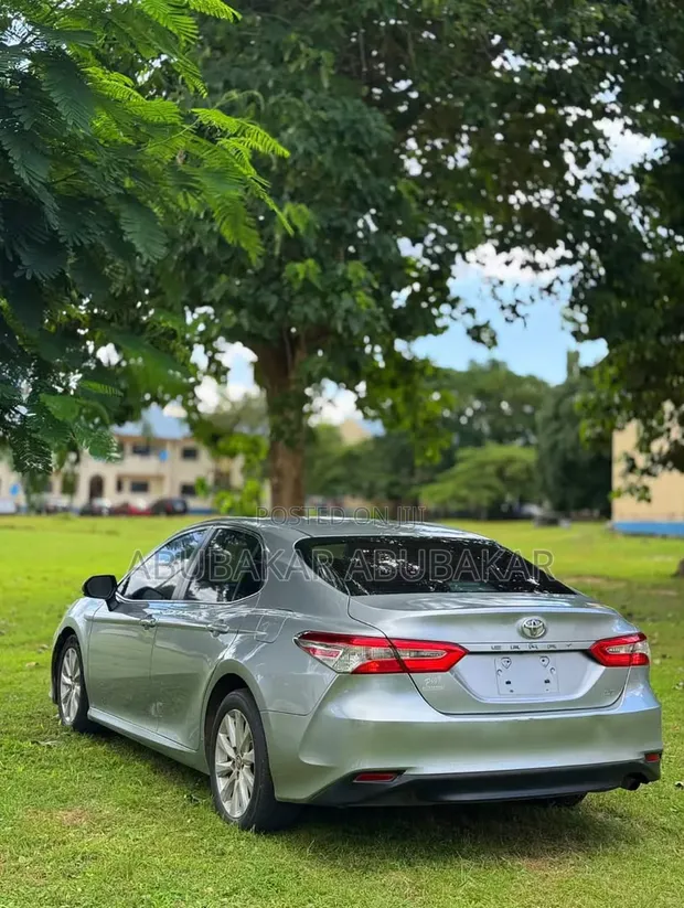 Toyota Camry 2018 Silver - 1