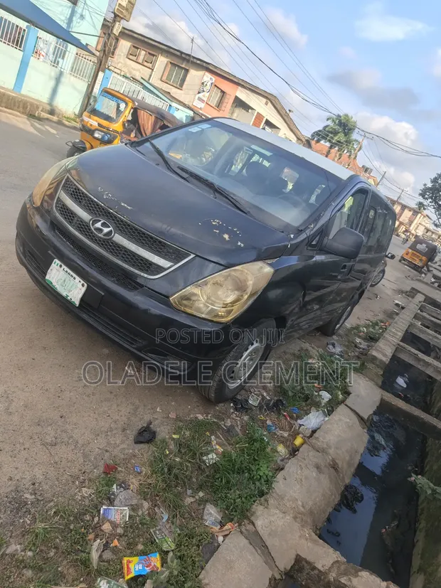 2015 Hyundai H-1 Black 11-Seater Minivan - 1