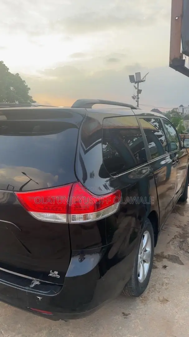 2012 Toyota Sienna LE 8-Passenger Minivan - 1