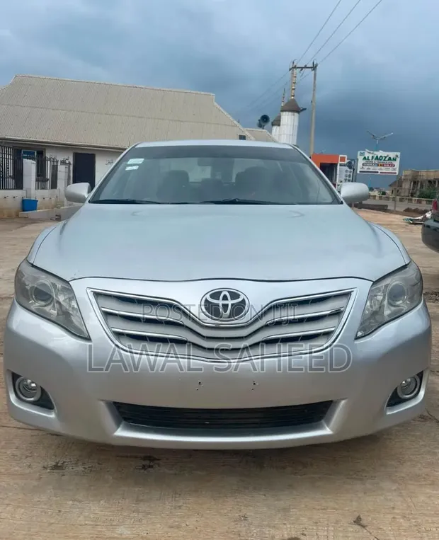 Toyota Camry 2011 XLE Silver - 1