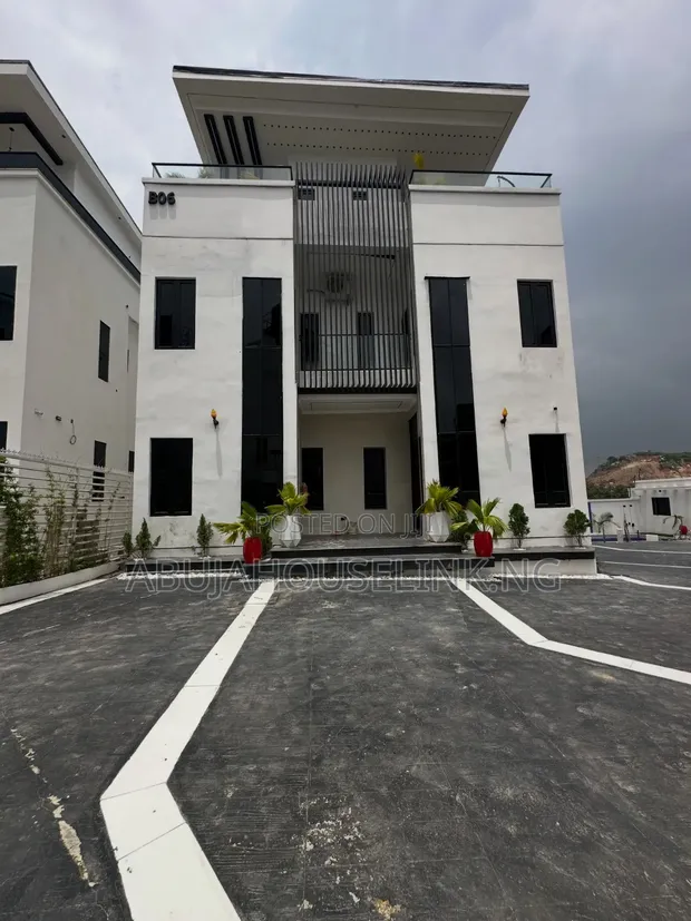 4-Bedroom Duplex da Pool a Guzape Main, Abuja - 1