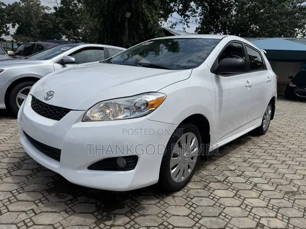 2010 Toyota Matrix Hatchback FWD (1.8L 4cyl 5M) White - 1