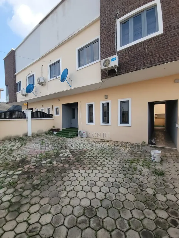 Wurin Hayar Gida Mai Dakuna 4 da Aka Zuba Hannu a Kolapo Ishola GRA, Akobo - 1