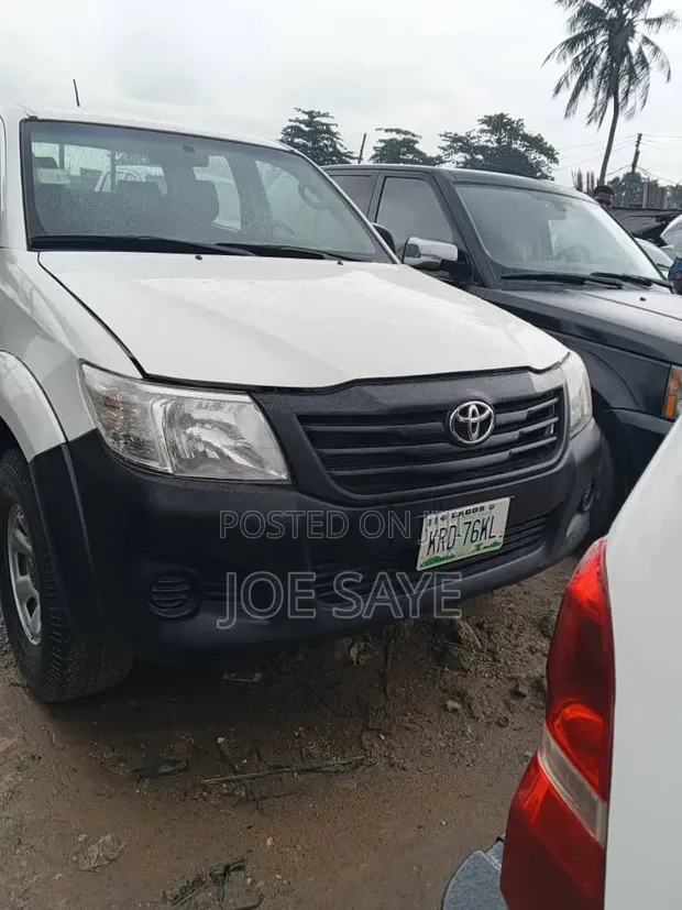 2013 Toyota Hilux White - 1
