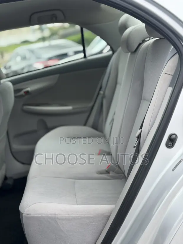 Toyota Corolla LE Sedan 2011 - Launin Azurfa - 1