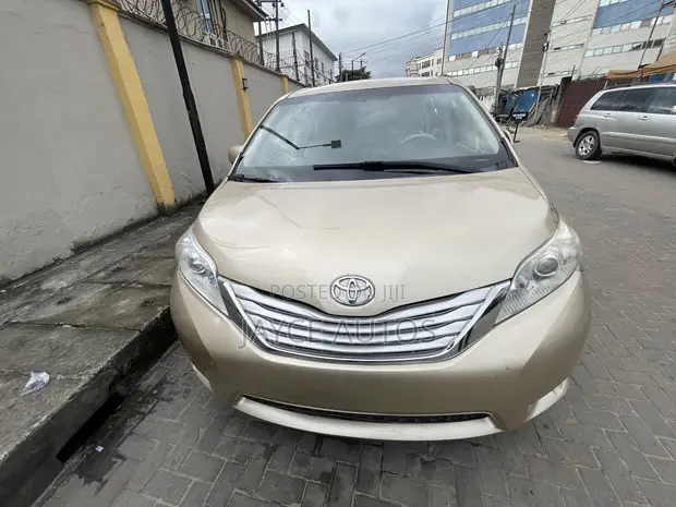 Toyota Sienna 2011 Zinariya - 1