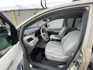 Toyota Sienna 2011 Zinariya