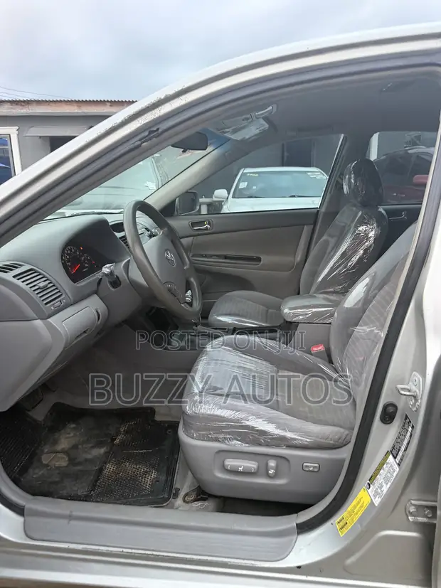 Toyota Camry LE 2006 Launin Azurfa - 1