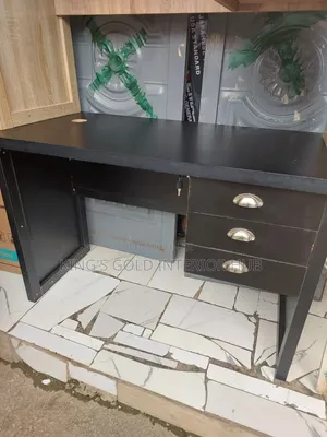 4ft Ofishin Tebur, Baki, Tsakiya Makulli