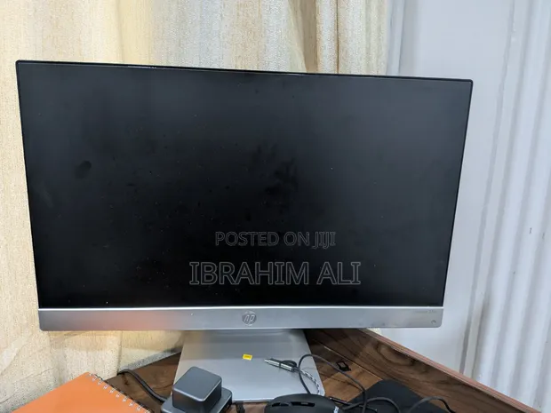 HP Pavilion 23-inch Full HD IPS Monitor - 1