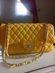 Kyakkyawar Yellow Quilted Chanel Flap Bag mai Zinare - 1