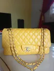 Kyakkyawar Yellow Quilted Chanel Flap Bag mai Zinare - 2