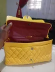 Kyakkyawar Yellow Quilted Chanel Flap Bag mai Zinare - 4