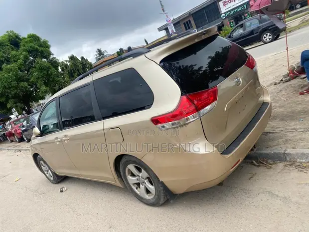 2011 Toyota Sienna LE 7 Passenger - Gold - 1