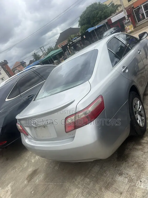 2008 Toyota Camry XLE Sedan - Silver - 1