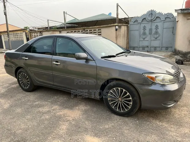 Toyota Camry 2005 Grey - 1