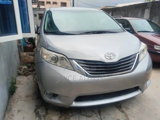 2011 Toyota Sienna LE - Foreign Used - 1