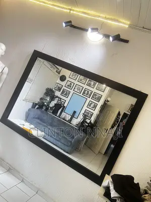Babban Madubi Mai Tsawon Jiki Baki