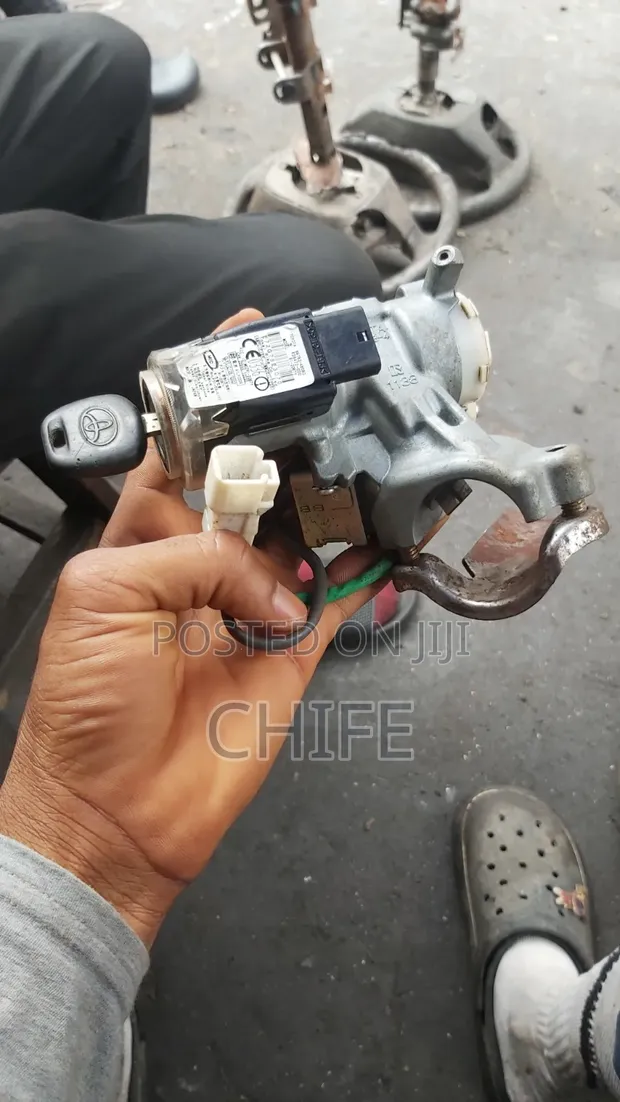 Toyota Highlander Ignition Housing and Key (2003-2006) - 1