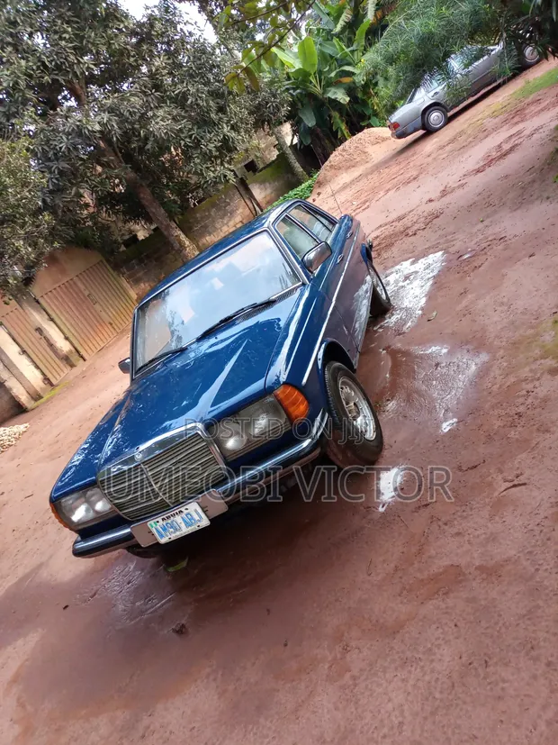 Mercedes-Benz 230E 1985 Blue - 1