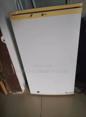 LG Firij Mai Tsaye Tare Da Freezer A Sama