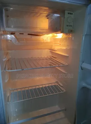 LG Firij Mai Tsaye Tare Da Freezer A Sama
