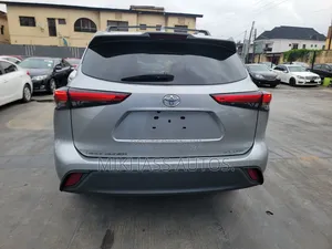 Toyota Highlander XLE 2021 Silver
