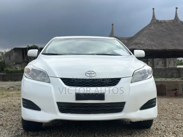 Toyota Matrix 2010 White - 1