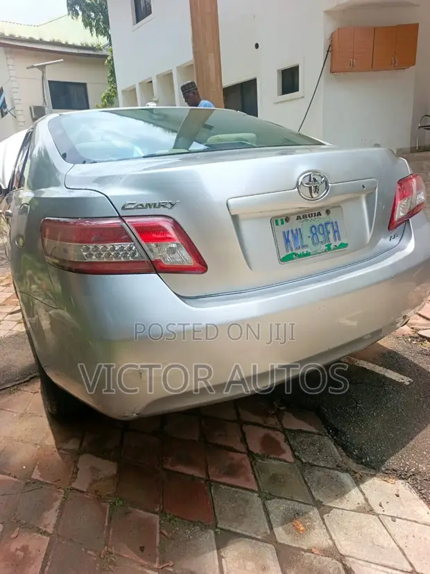 Toyota Camry 2011 Silver - 1