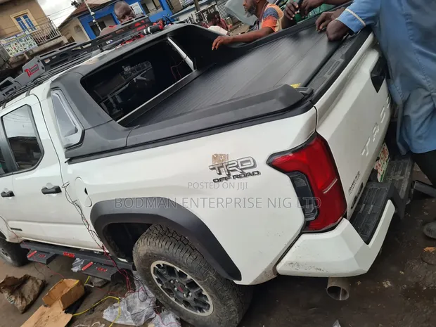 Manual Retractable Boot Cover with TRD Spoiler for Toyota Tacoma 2024 - 1