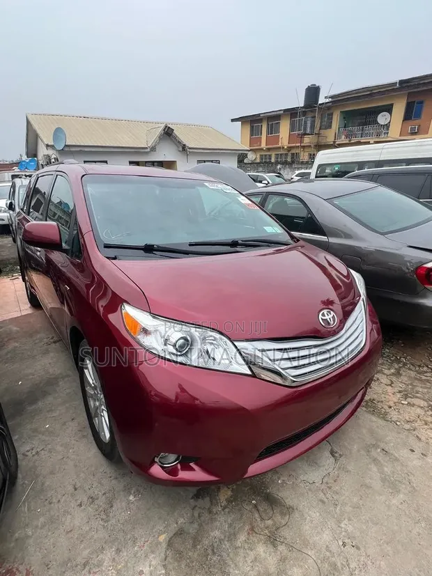 2017 Toyota Sienna XLE 7 Passenger Ja - 1