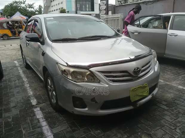 Toyota Corolla 2010 Silver - 1