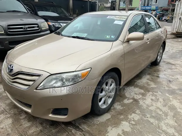 Toyota Camry 2011 Zinariya - 1