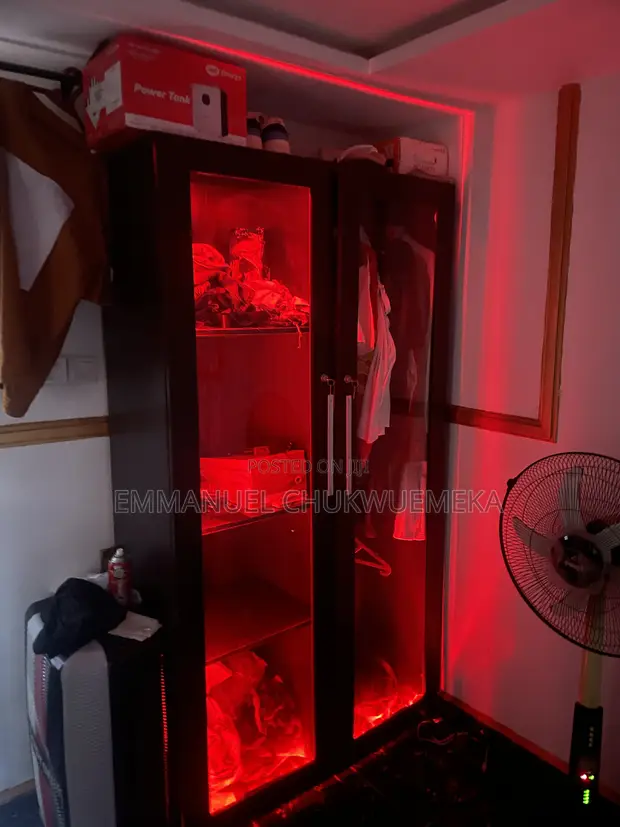 Babban Wardrobe Na Gilashi Sau Biyu - An Riga An Yi Amfani Da Shi - 1