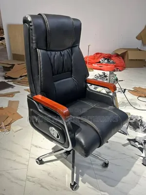 Executive CEO Massage Chair tare da Footrest
