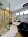 Furnished 5-Bedroom Smart Duplex da Elevator a Chevron, Osapa London - 3
