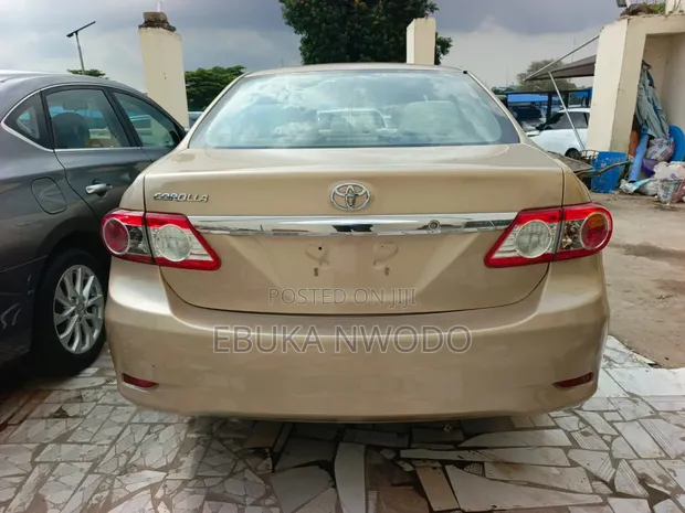 Toyota Corolla 2012 Gold - 1