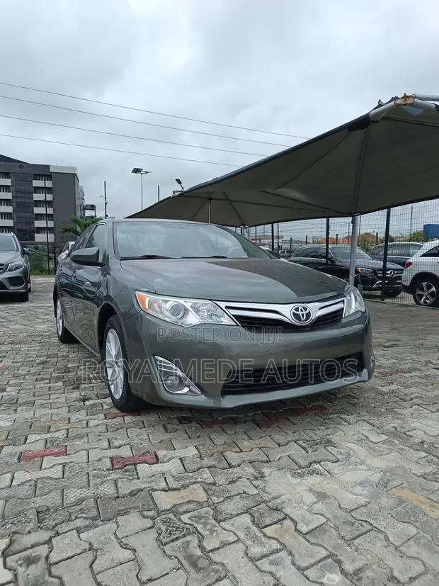 2013 Toyota Camry XLE Sedan - Green - 1
