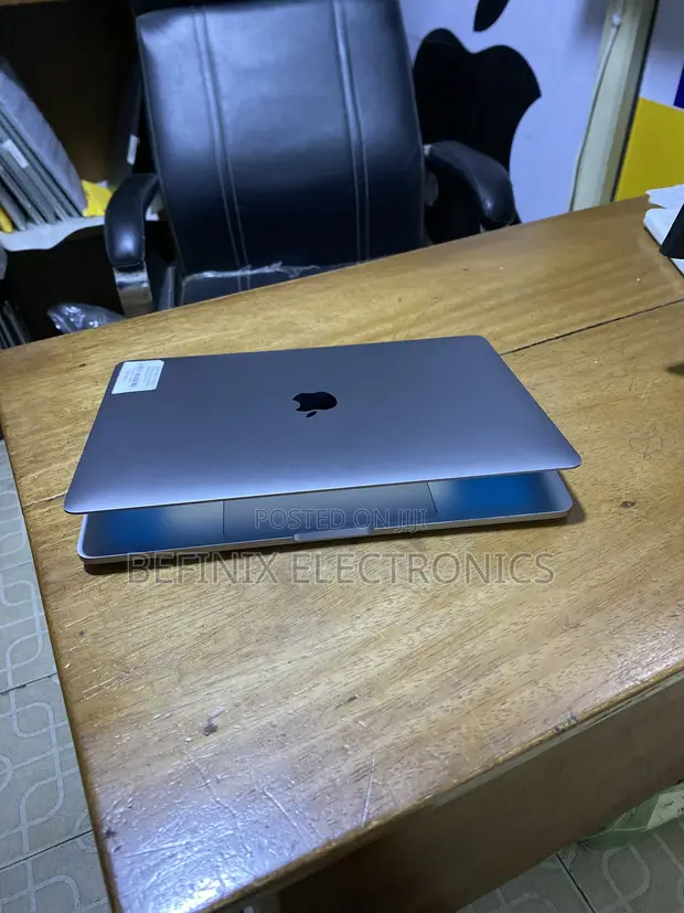 Apple MacBook Pro 2022 M2 16GB RAM 512GB SSD - 1