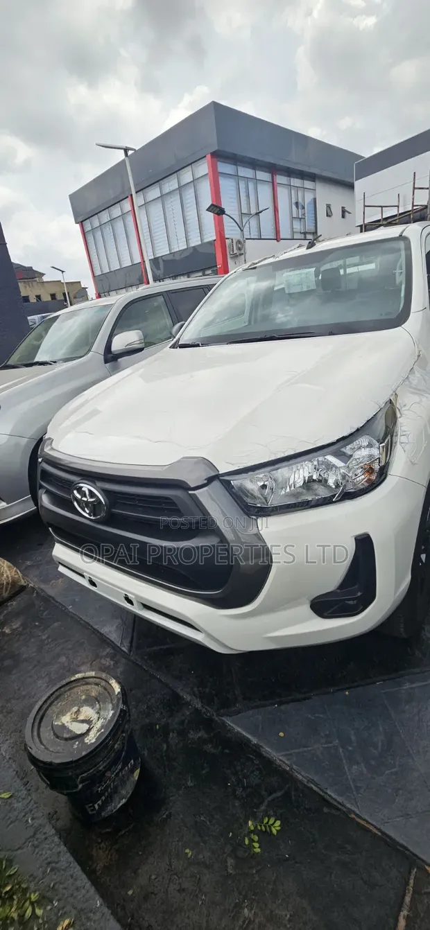 New Toyota Hilux 2026 White - 1