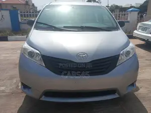 Toyota Sienna 2016 Silver