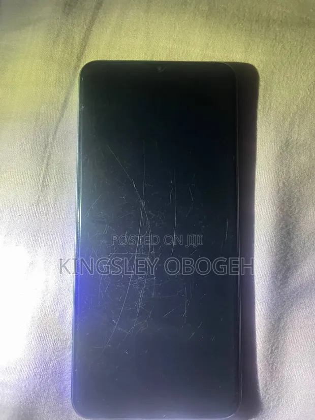 Infinix Smart 7 HD 64GB Blue (Cracked Screen) - 1
