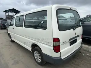 Toyota HiAce Bus 2006 - Kai Tsaye Daga Ƙasashen Waje