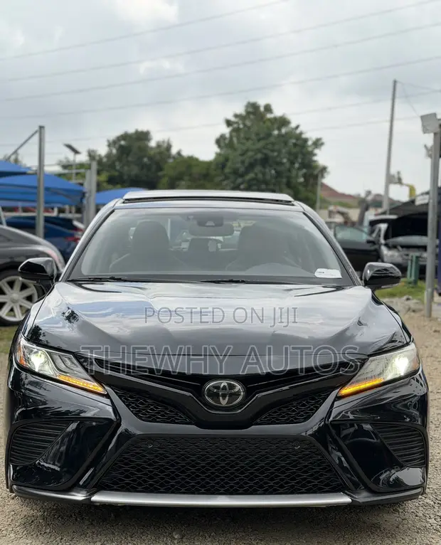 2018 Toyota Camry XLE FWD (2.5L 4cyl 8AM) Black - 1