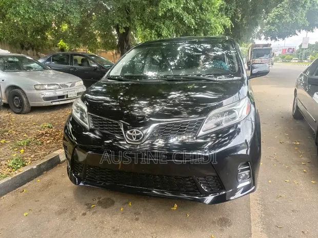 2016 Toyota Sienna Black - 1