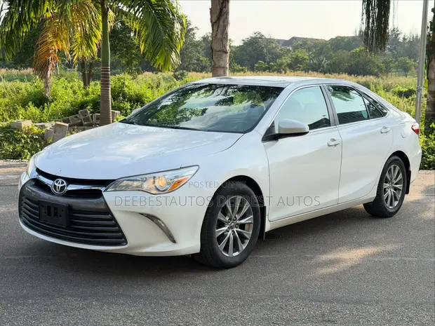 2016 Toyota Camry XLE White - 1